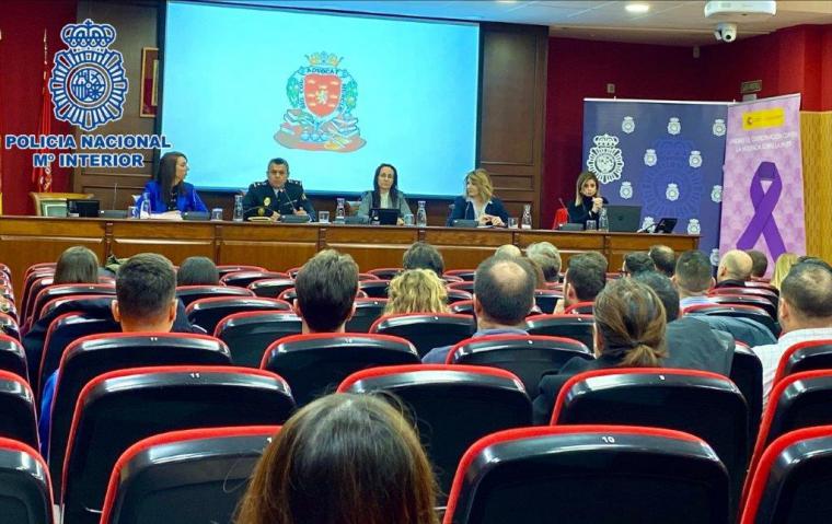 Delegación del Gobierno de Murcia y Policía Nacional impulsan la formación entre agentes y abogados en unas jornadas sobre primeras actuaciones en caso de violencia de género