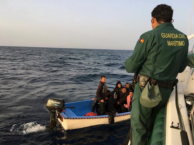 Interceptadas dos embarcaciones con diecinueve inmigrantes, uno de ellos menor de edad, frente a Cabo de Palos