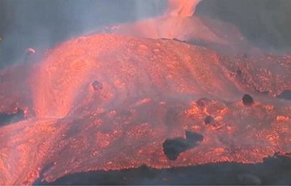 Es tanta la lava que emite el volcán que se desborda por uno de los canales