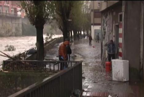 Las fuertes lluvias en Euskadi causan desbordamientos en ríos y carreteras