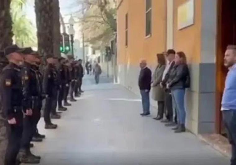 La Policía Nacional de Alicante rinde homenaje espontáneo frente a la Comandancia a los guardias civiles asesinados en Barbate
 