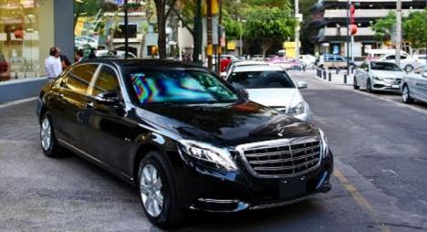 Los reyes se pasean por Sevilla con un Mercedes de medio millón de euros