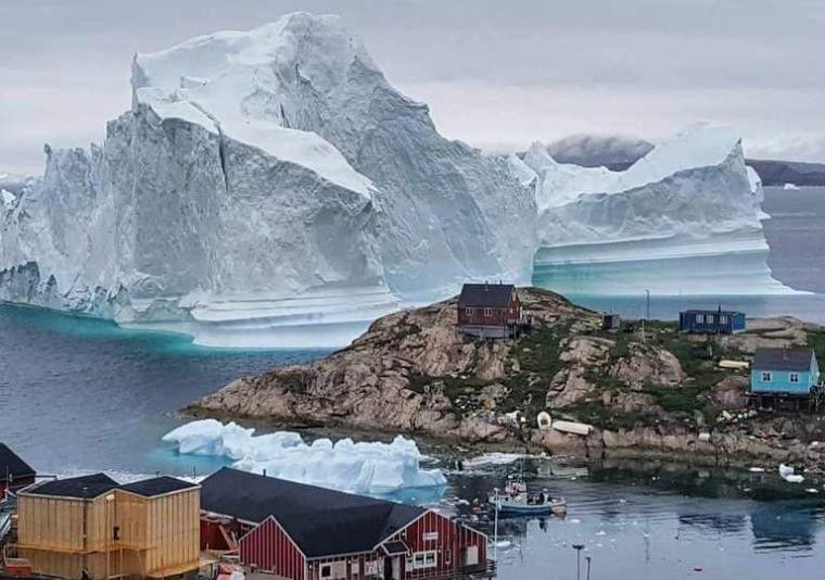 Un gigantesco iceberg a la deriva podría destruir un pueblo en Groenlandia