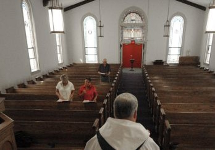 La Iglesia católica bajo mínimos, crece el número de ateos