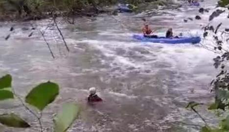 Accidente en el río Asón: Nueve evacuados y un héroe local salvan a víctima de canoa volcada