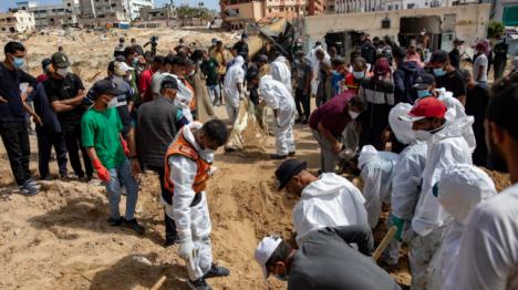 Impactante hallazgo en Gaza. Descubren fosa común con 60 cuerpos en hospital asediado por el Ejército israelí
