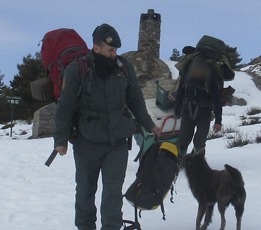 Evacuado en Almería un hombre que permanecía aislado junto a sus dos perros y sin víveres en un refugio cercano a Sierra Nevada