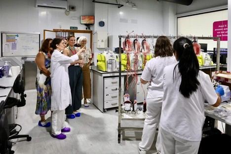La presidenta Margalida Prohens visita el Banco de Sangre y Tejidos de Baleares