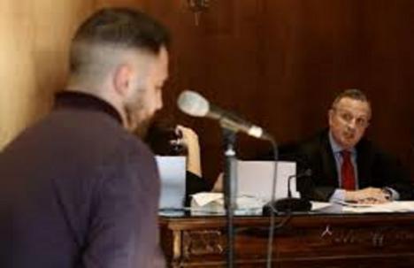 El joven que atacó a Rajoy es condenado por intentar asesinar a un periodista con un cuchillo