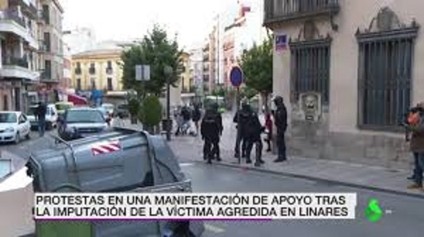 Treinta y dos días después de la descomunal paliza a un vecino de Linares y a su hija menor de edad, los dos policías que estando fuera de servicio se ensañaron con el han sido puestos en libertad