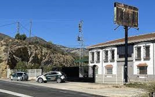 La Guardia Civil esclarece el robo de 56 toneladas de aceite de oliva virgen en una almazara de Carcabuey ( Córdoba) y detiene a los culpables