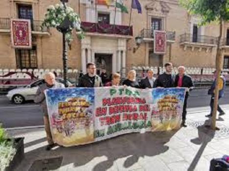 Una manifestación en defensa del tren de los pueblos andaluces recorrió el pasado sábado Córdoba
