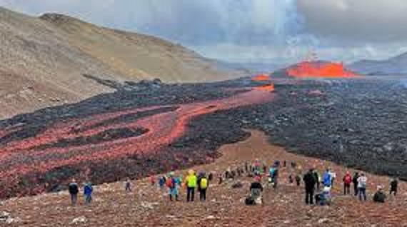 Evacúan nuevamente la ciudad de Grindavík en Islandia por erupción volcánica