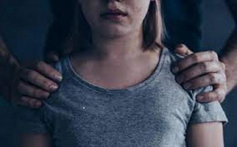 Una madre denuncia la agresión sexual a su hija de 13 años en instituto madrileño: