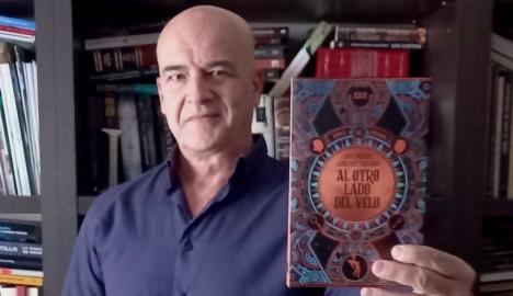 Luis Miguel Sánchez Tostado , presenta en Almería su última novela ' Al otro lado del velo', ganadora del premio de novela policiaca Francisco García Pavón