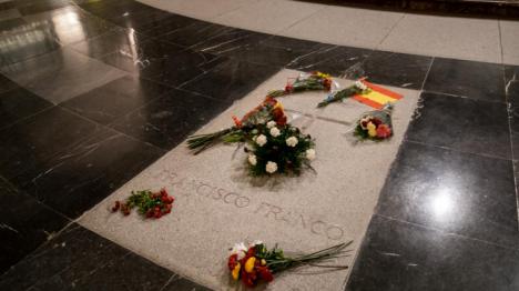 
La losa que tapaba la tumba de Franco lleva gravada en su parte posterior una fecha: Mayo de 1958, pero ¿por qué? 


 
