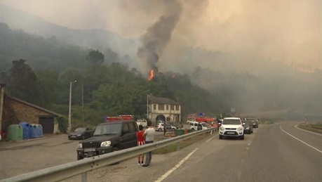 El fuego arrasa en Ribas de Sil cerca de un millar de hectáreas