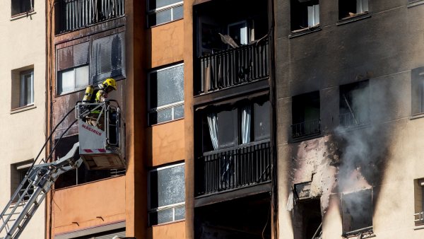 Una sobrecarga en un piso ocupado de Badalona, la posible causa del incendio en el que hubo tres muertos y una treintena de heridos