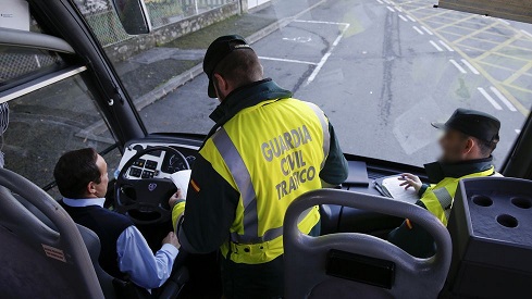 La Guardia Civil de Tráfico controlará esta semana 150 autobuses para garantizar la seguridad de los escolares