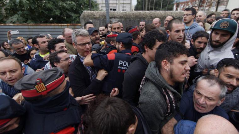 La policía y la Guardia Civil ante la pasividad de los mossos, llega a los colegios donde ya se empieza a votar