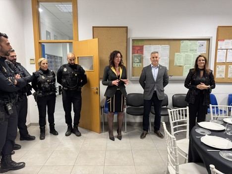 La alcaldesa de Almería felicita la Navidad a Bomberos y Policía en su turno de guardia