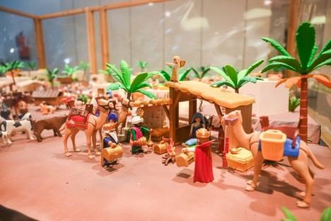 Alcaldesa de Almería impulsa la exposición solidaria de Playmobil por el cáncer infantil