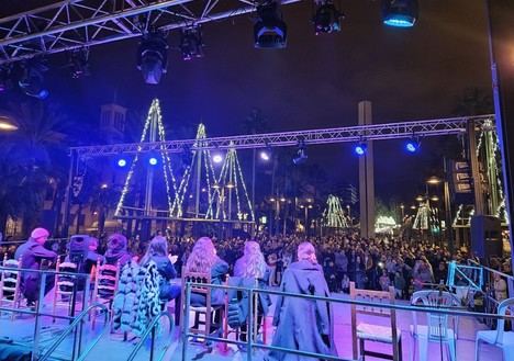 La Casa de los Sordera deslumbra en la Plaza de las Velas con su Navidad Flamenca