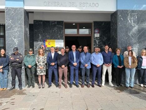 Minuto de silencio en Canarias por asesinatos de mujer y niña víctimas de violencia de género