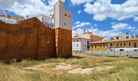 Junta de Andalucía evalúa tres propuestas para 50 viviendas protegidas en El Perchel