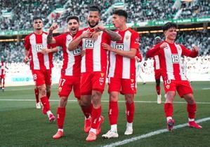 Almería arrasa al Córdoba y se afianza en la cima de la Liga