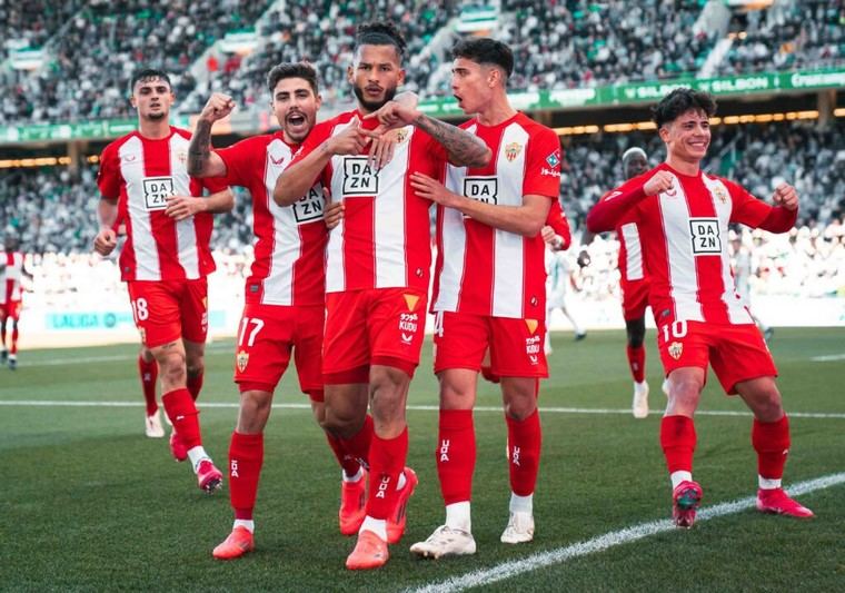 Almería arrasa al Córdoba y se afianza en la cima de la Liga