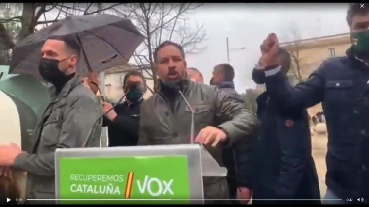 Santiago Abascal apedreado en un acto de Vox en Girona 