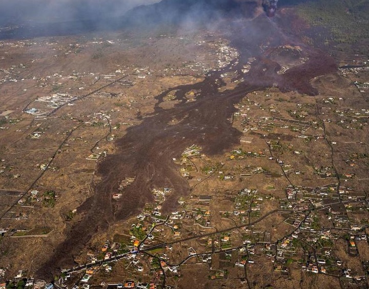 Tras una semana de erupción, las coladas del volcán de La Palma continúan avanzando hacia el mar tras arrasar con 514 viviendas 