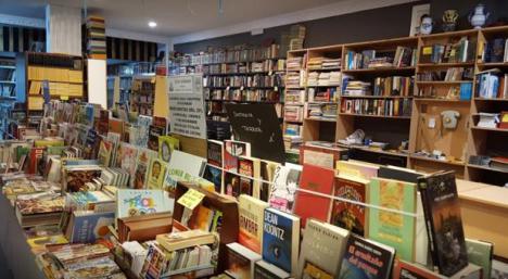 Los Tedax retiran de una librería de Badajoz un falso libro-bomba