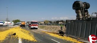Vuelca en Villena un camión cargado de limones
 