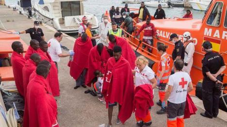 Guardia Civil y Salvamento Marítimo interceptan a 162 inmigrantes irregulares frente a las costas de la Región de Murcia durante el fin de semana
