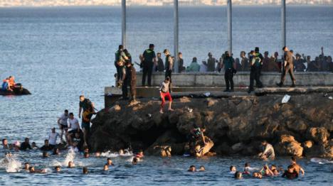 Marruecos hace la vista gorda ante la avalancha de inmigrantes marroquíes entrando a nado ayer en Ceuta y el gobierno español moviliza al ejército