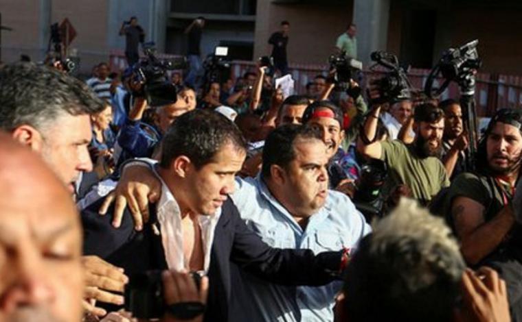 Guaidó agredido a su salida del aeropuerto Simón Bolivar 
 