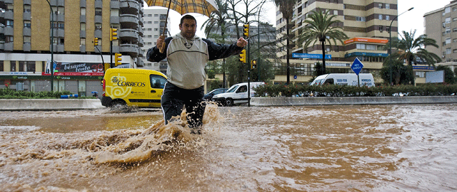 Cerca de un millar de incidencias en Andalucía con más de 600 avisos solo en Málaga por el temporal.