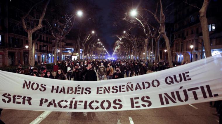 Sexta noche de algaradas y vandalismo en Barcelona con cinco detenidos bajo el lema ' nos habéis enseñado que ser pacíficos es inutil'
