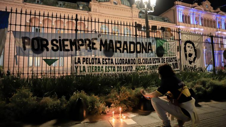 Miles de personas despiden entre empujones y botellazos al astro argentino Diego Armando Maradona 