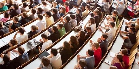 Más de 164.000 personas compiten por 32.000 plazas en la AGE este sábado