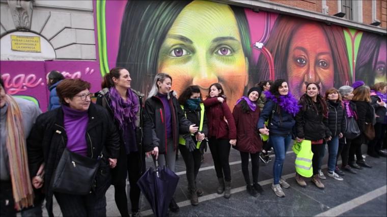 Miles de mujeres protagonizan una cadena feminista en Madrid 