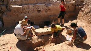 Un grupo de arqueólogos españoles trabaja en el rescate de una antigua ciudad maya