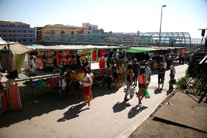 Los mercados de Puerto Lumbreras y El Esparragal abren con un cuarto del aforo y medidas para garantizar la seguridad de vendedores y usuarios