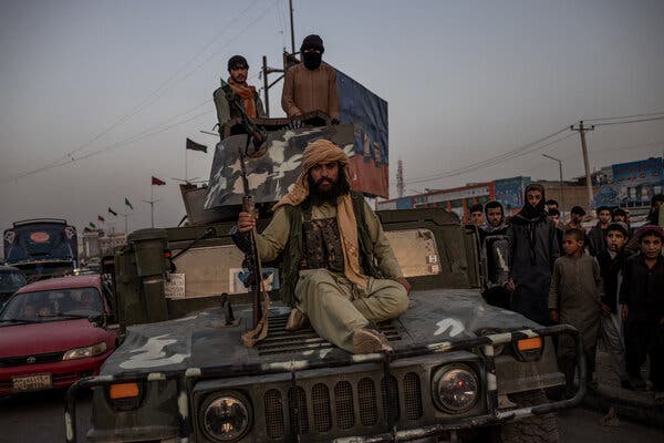 Los talibanes llegan al Palacio Presidencial en la capital afgana mientras el presidente abandiona el país