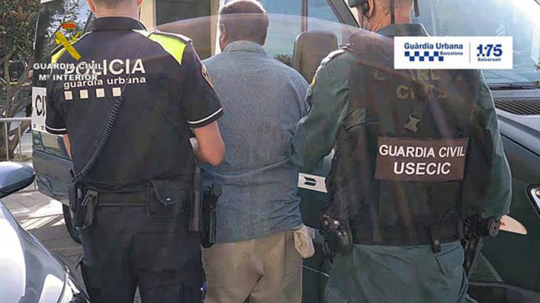 Tres personas detenidas por vender mojitos con restos fecales en las playas de Barcelona