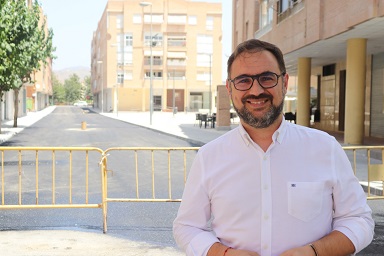 El Alcalde de Lorca supervisa el avance de los trabajos municipales de renovación urbana de la Calle 'Molins de Rei'