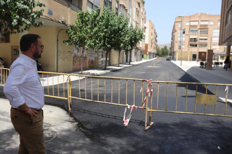 El Alcalde de Lorca supervisa el avance de los trabajos municipales de renovación urbana de la Calle 'Molins de Rei'