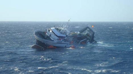 Los ocho tripulantes del pesquero gallego que se hundió tras chocar con el fondo en la entrada del puerto de Avilés han sido rescatados